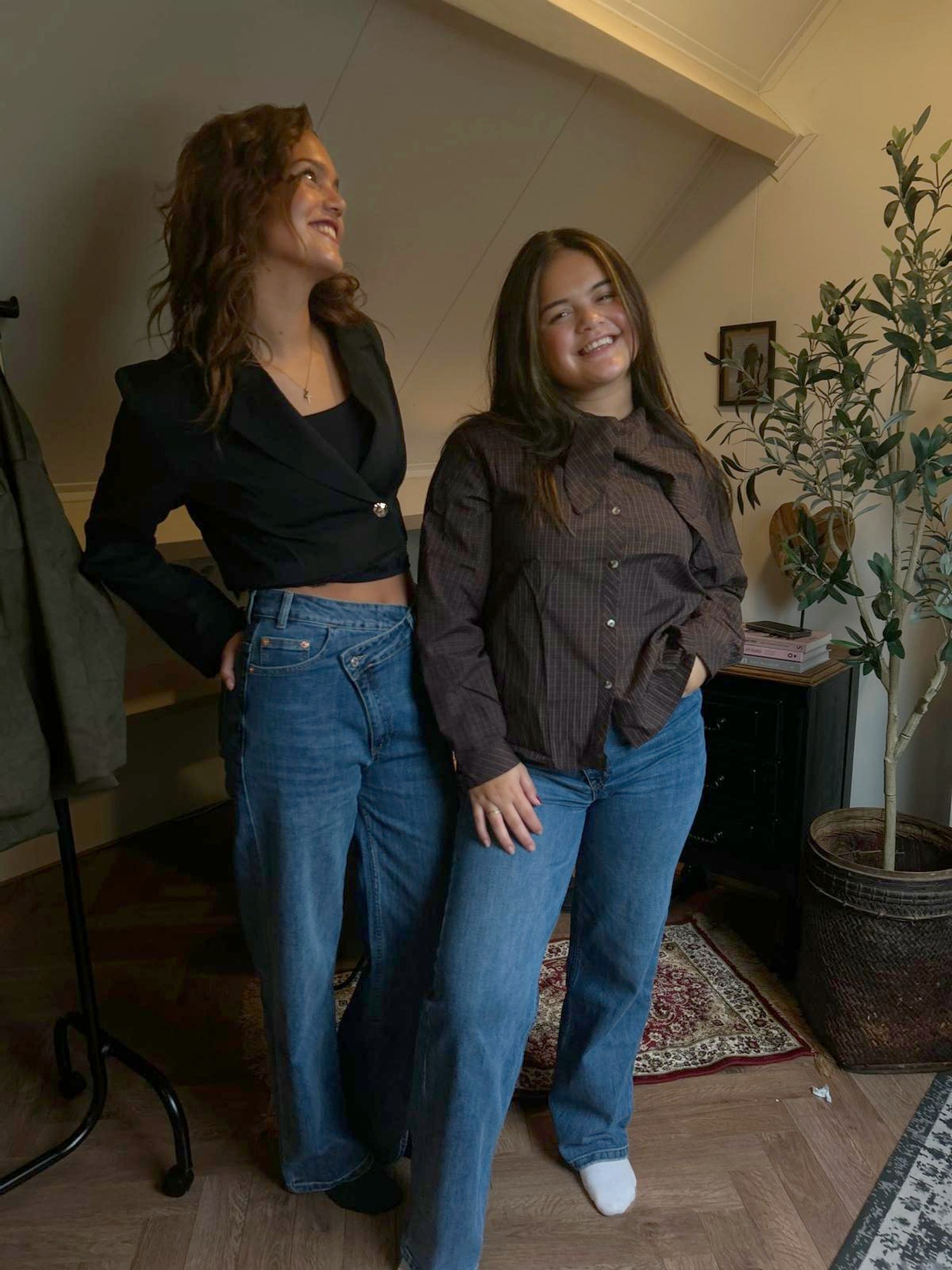 Twee looks uit de collectie: de korte blazer en de geruite blouse, allebei op een wide-leg jeans